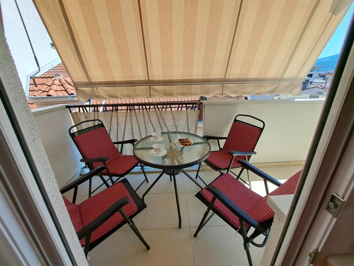 Bright Top Floor Apartment With Free Parking Skopje Exterior foto